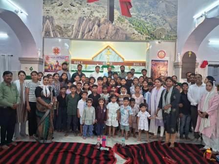 सेंट मार्क्स चर्च में अवकाशकालीन बाइबिल पाठशाला का शुभारंभ, बच्चों ने दिखाई प्रतिभा