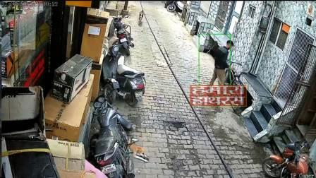 दिनदहाड़े घर के बाहर से चोरी, सीसीटीवी में कैद हुई वारदात