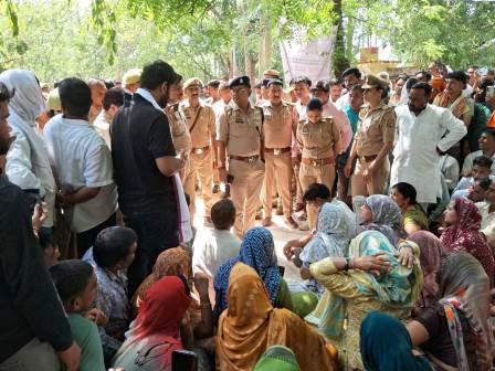 हार्डवेयर कारोबारी हत्याकांड में इंसाफ की मांग को लेकर पीड़ित परिवार ने हाथरस कलेक्ट्रेट में किया धरना-प्रदर्शन, अब तक दो आरोपी गिरफ्तार, तीसरा अभी भी फरार