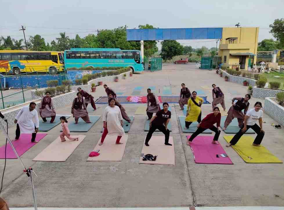 दून पब्लिक स्कूल में अंतरराष्ट्रीय योग दिवस पर भव्य योगाभ्यास एवं वृद्धाश्रम में सेवा कार्यक्रम आयोजित