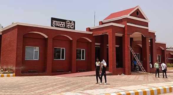 लालकुआं-वलसाड स्पेशल ट्रेन में हाथरस सिटी स्टेशन को नहीं मिला ठहराव, यात्रियों में नाराजगी