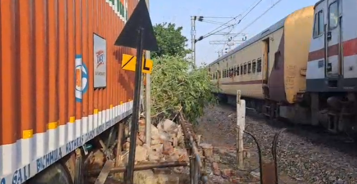 मुरसान में बड़ा हादसा होते-होते टल गया, रेलवे फाटक के पास अनियंत्रित ट्रक घुसा
