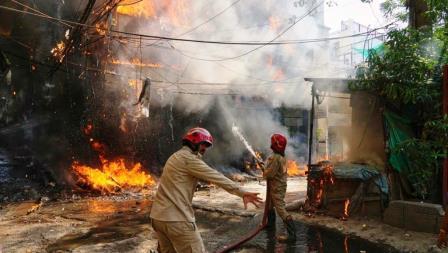 दिल्ली के 6 मंजिला होटल में भीषण आग, 21 लोगों की मौत, कई विदेशी नागरिक भी शामिल, 40 से अधिक लोगों को बचाया गया,