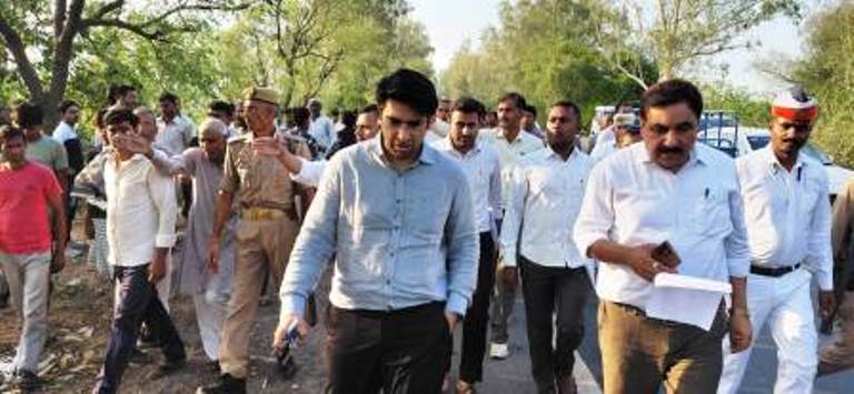 ओलावृष्टि से प्रभावित फसलों का डीएम ने किया निरीक्षण, किसानों को राहत दिलाने के दिए निर्देश