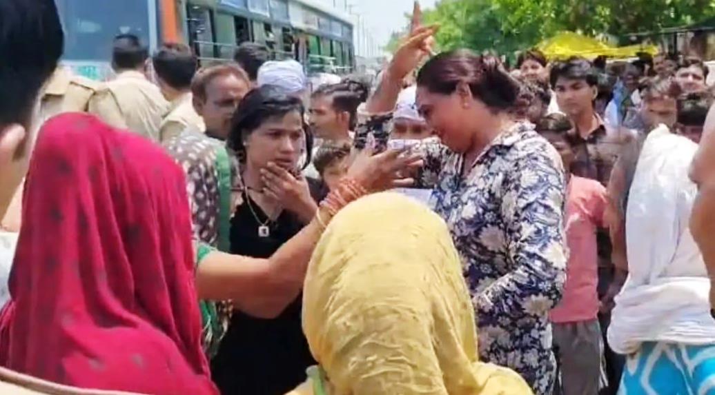सादाबाद में किन्नरों का हाइवोल्टेज ड्रामा, नेग मांगने को लेकर किन्नरों के दो गुटों में हुआ विवाद, यातायात प्रभावित