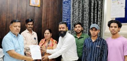 जिला अस्पताल की स्वास्थ्य व्यवस्थाओं में सुधार की मांग, सीएमएस को सौंपा ज्ञापन