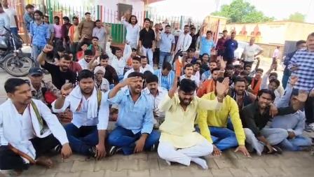 जिला अस्पताल है या रेफर सेंटर? बदहाली के खिलाफ हाथरस में फूटा जनआक्रोश, अनिश्चितकालीन धरना शुरू