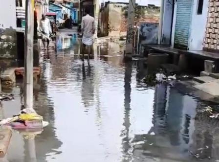 सादाबाद : मूसलाधार बारिश के बाद गंदे नजर आए कस्बे के गली मोहल्ले, नाली, नालों में उफान से रास्तों पर गंदगी का साम्राज्य, सफाई न होने से खड़ी हुई समस्या