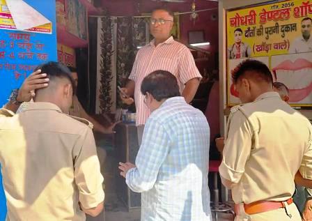 सादाबाद : पुलिस बल के साथ स्वास्थ्य विभाग टीम ने होली गेट इलाके स्थित क्लीनिक पर की छापेमारी, टीम के पहुंचने से पहले की फरार हुए अप्रशिक्षित, अवैध क्लीनिक संचालक