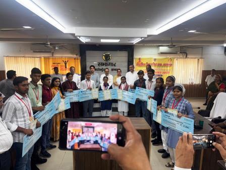 सिकंदराराऊ : मेधावियों का हुआ सम्मान, 21 हजार रुपए की सम्मान निधि और प्रशस्ति पत्र से बढ़ाया उत्साह