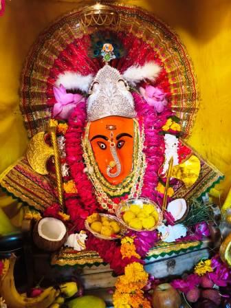 बुधवार (03/06/26) दर्शन श्री गणेश जी महाराज हरीपर्वत, तरफरा रोड हाथरस