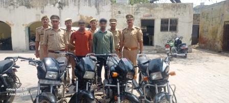 हाथरस गेट पुलिस ने दो शातिर वाहन चोर दबोचे, चोरी की चार मोटरसाइकिलें बरामद