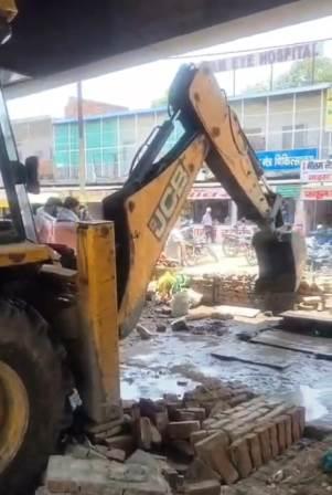 हाथरस में अवैध अतिक्रमण पर गरजा जेसीबी, तालाब ओवरब्रिज के नीचे से हटाए गए अवैध ठेले और होटल