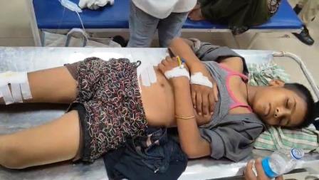 मुरसान : स्कूल की जानकारी लेने गए बालक पर ट्रैक्टर चढ़ाने का आरोप, पैर की हड्डियां टूटीं