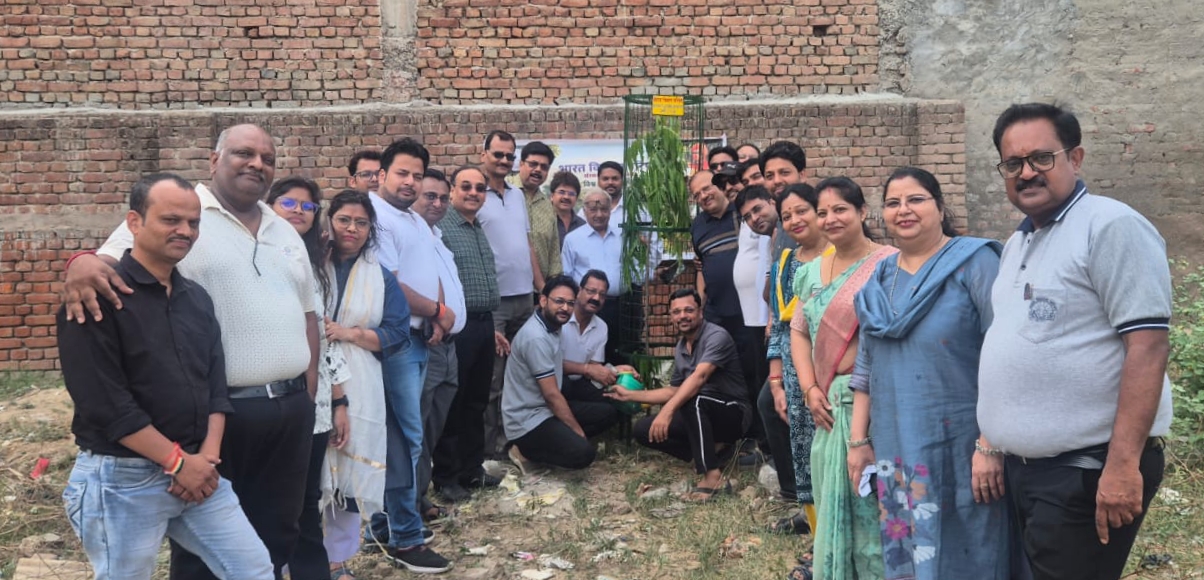 भारत विकास परिषद की संस्कार शाखा ने विश्व पर्यावरण दिवस पर किया पौधारोपण, ट्री-गार्ड के साथ रोपे गए पौधे, पर्यावरण संरक्षण के बाद राहगीरों को पिलाया शीतल शरबत