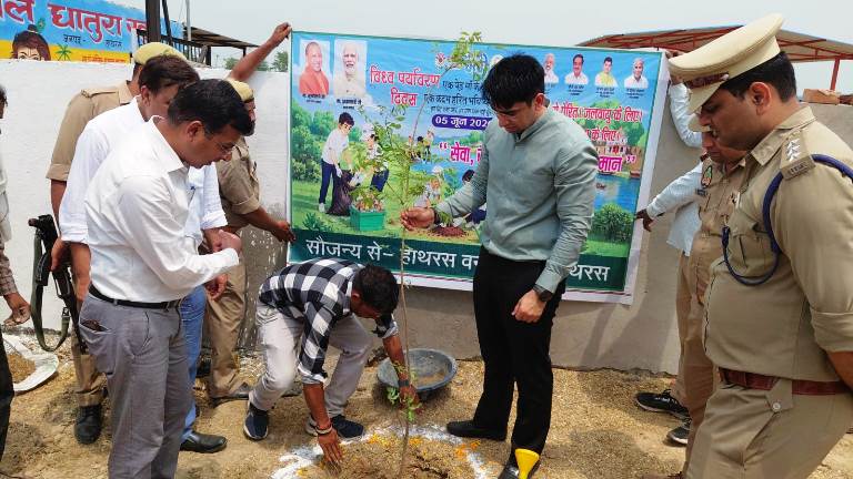 विश्व पर्यावरण दिवस पर डीएम ने किया वृक्षारोपण, धातुरा खुर्द गौशाला का किया निरीक्षण, गोवंशों के रख-रखाव, पेयजल, साफ-सफाई एवं अन्य व्यवस्थाओं का जायजा लिया