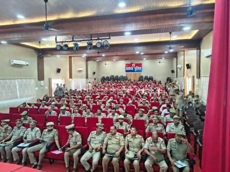 बिना सघन चेकिंग नहीं मिलेगा प्रवेश, हाथरस के 13 केंद्रों पर होगी यूपी पुलिस कांस्टेबल भर्ती परीक्षा, 500 से अधिक सुरक्षाकर्मी किए गए तैनात, स्मार्ट वॉच, मोबाइल और गैजेट्स पर रहेगा पूर्ण प्रतिबंध