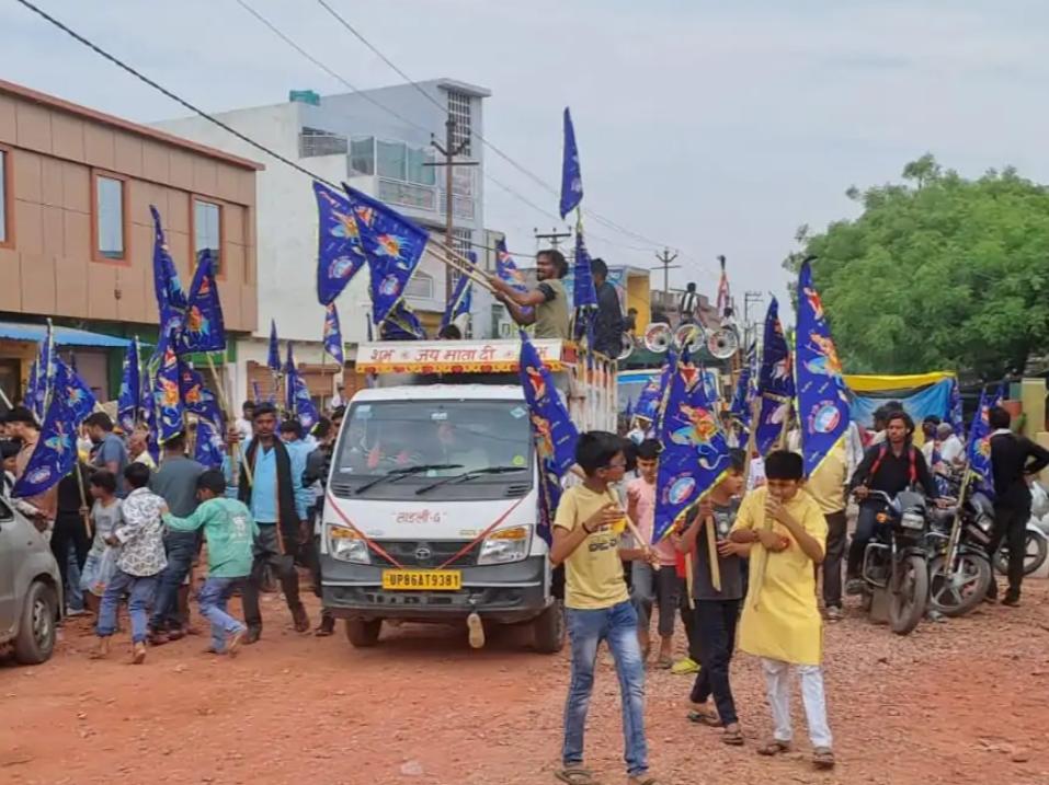 धूमधाम से निकाली गई गोगाजी की निशान यात्रा, सादाबाद में पहली बार हुआ आयोजन, वरिष्ठ बसपा नेता डॉ. अविन शर्मा हुए शामिल