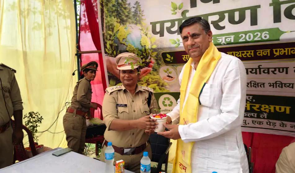 सादाबाद : पौधे लगाएं और उनकी देखभाल करें, पर्यावरण दिवस पर वन विभाग ने किया जागरूकता और पौधारोपण कार्यक्रम का आयोजन