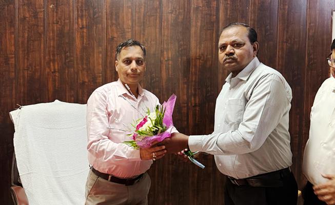 नवागत सीएमओ डॉ. वेद प्रकाश ने संभाला कार्यभार, समीक्षा बैठक में सीएमओ बोले – मरीजों से अच्छा व्यवहार रखें, लापरवाही पर होगी कार्रवाई