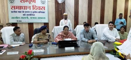 सासनी में समाधान दिवस का आयोजन, मंडलायुक्त ने सासनी की 16, हाथरस की 4, सादाबाद की 2 तथा सिकंद्राराऊ की 2 शिकायतों का मौके पर ही निस्तारण किया