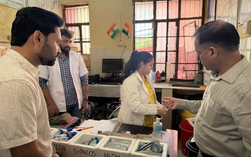 सीएमओ ने सीएचसी सासनी का किया औचक निरीक्षण, व्यवस्थाओं में सुधार के दिए निर्देश