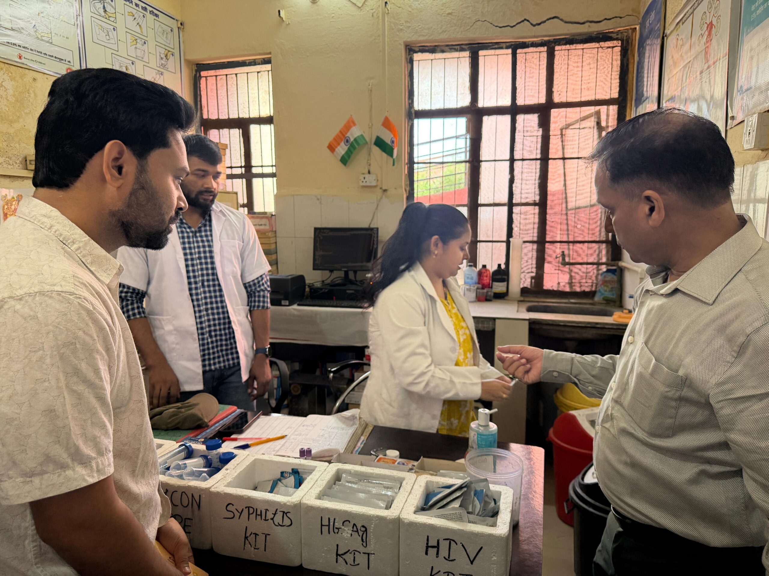 सीएमओ ने सीएचसी सासनी का किया औचक निरीक्षण, व्यवस्थाओं में सुधार के दिए निर्देश