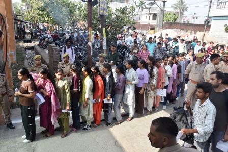 पुलिस भर्ती परीक्षा का पहला दिन शांतिपूर्ण तरीके से संपन्न, 2,690 अभ्यर्थी रहे अनुपस्थित, ट्रेन लेट होने से कई अभ्यर्थियों की छूटी परीक्षा