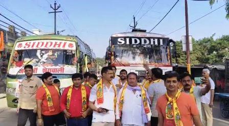 गंगा स्नान के लिए हाथरस से दो बसों को दिखाई गई हरी झंडी, स्वयंसेवकों ने किया गंगा स्नान