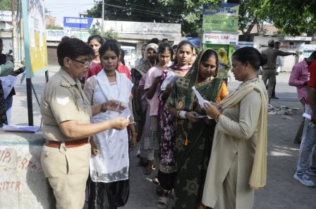 हाथरस में पुलिस भर्ती परीक्षा का दूसरा दिन शांतिपूर्ण संपन्न, 7,427 अभ्यर्थियों ने दी परीक्षा, बस स्टैंड और रेलवे स्टेशन सहित शहर में जगह-जगह जाम की स्थिति देखने को मिली