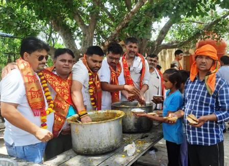सादाबाद : प्राचीन हनुमान मंदिर पर हुआ प्रसाद वितरण अधिक मास के मौके पर हुआ भव्य कार्यक्रम, सलेमपुर मार्ग स्थित मंदिर पर उमड़ी भक्तों की भीड़