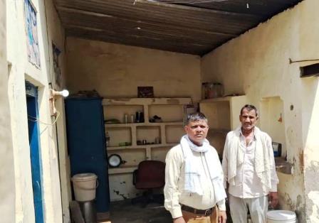 सादाबाद : आंधी में गिरा टीन शेड, बाल बाल बचे तीन बच्चे  क्षेत्र के गांव कजरौठी का मामला, लेखपाल ने मौके पर पहुंचकर जांच की