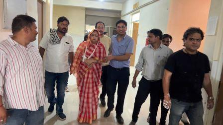 जिला पंचायत अध्यक्ष सीमा उपाध्याय घायल, गाड़ी में बैठते समय पैर फिसलने से लगी चोट
