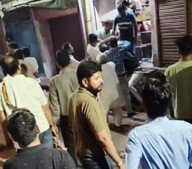 हलवाईखाना में दो पक्षों के बीच जमकर मारपीट, ईंट-पत्थर और लाठी-डंडे चले, बाजार में मची अफरा-तफरी