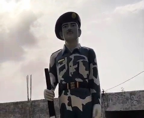 शहीद दीपक कुमार की प्रतिमा से की गई छेड़छाड़, ग्रामीणों में आक्रोश, कार्रवाई की मांग
