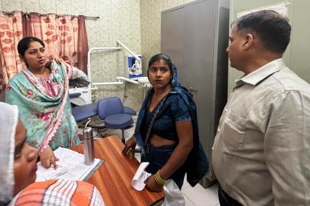 मुख्य चिकित्साधिकारी ने सिकन्द्राराऊ ट्रॉमा सेंटर एवं सीएचसी का किया औचक निरीक्षण, व्यवस्थाओं का लिया जायजा