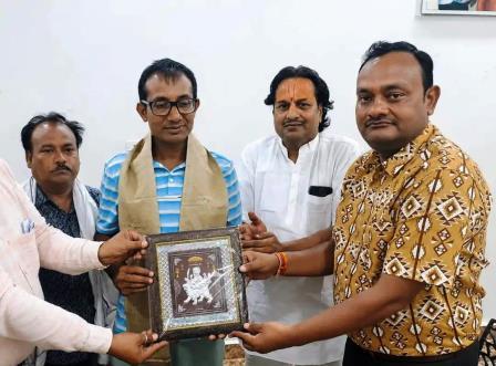 सादाबाद : आईजी बनने पर सादाबाद पहुंचे आईपीएस आलोक राजोरिया का भव्य स्वागत