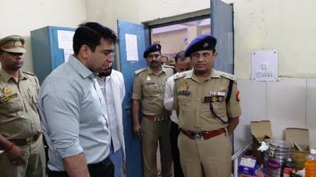 डीएम अतुल वत्स का सीएचसी मुरसान पर औचक निरीक्षण, ड्यूटी से नदारद मिले चिकित्सकों पर कार्रवाई के निर्देश