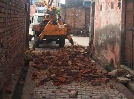 सादाबाद : नगर पंचायत टीम ने हटाया मकान का जर्जर हिस्सा, आंधी, बारिश के दौरान खतरनाक स्थिति में लटक गया था मकान का गार्डर