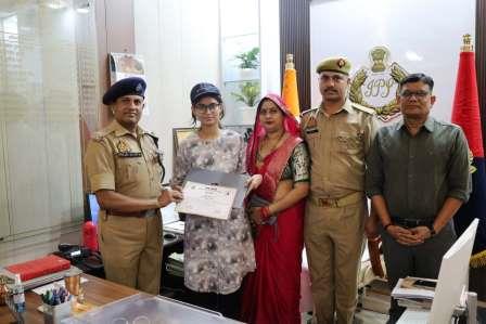 हाईस्कूल में 93 प्रतिशत अंक लाने वाली काजल को एसपी ने किया सम्मानित