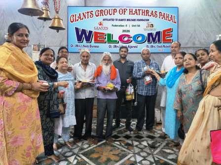 जायंट्स ग्रुप ऑफ हाथरस पहल ने जरूरतमंदों को वितरित किए फल व शरबत