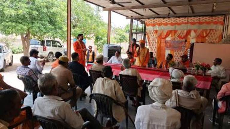 विश्व हिंदू महासंघ के राष्ट्रीय संयोजक का हाथरस आगमन पर भव्य स्वागत, वृद्ध आश्रम में किया सेवा कार्य
