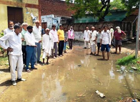 सादाबाद : पोखर ओवरफ्लो, सचिवालय में घुसा पानी, क्षेत्र के गांव पचावरी में बारिश के बाद पोखर लेने लगी उफान