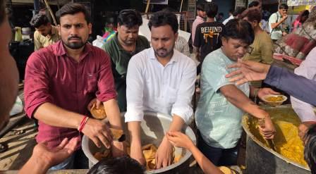 सिकन्दराराऊ : अधिक मास पर विशाल भंडारे का आयोजन, सैकड़ों श्रद्धालुओं ने ग्रहण किया प्रसाद