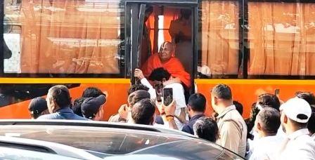 सिकंदराराऊ पहुंचे जगद्गुरु रामभद्राचार्य महाराज, श्रीराम कथा को लेकर श्रद्धालुओं में उत्साह