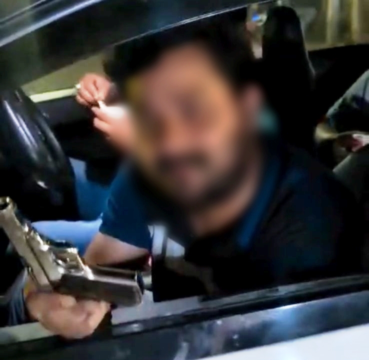 आइसक्रीम दुकान पर पिस्टल लहराने का वीडियो वायरल, पुलिस ने जांच शुरू की
