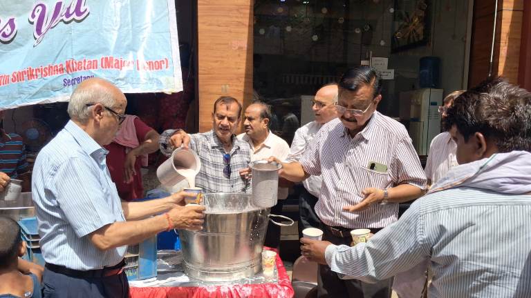 रोटरी क्लब ऑफ हाथरस गोल्ड ने राहगीरों को वितरित की मीठी ठंडी लस्सी