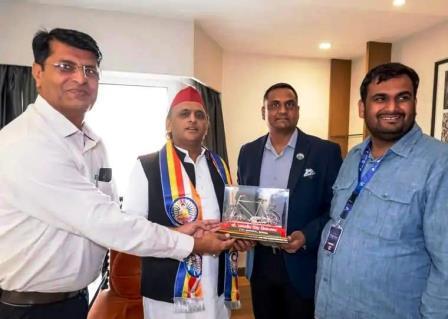 सादाबाद : अखिलेश यादव को भेंट की साईकिल, सपा प्रमुख से मिलने आगरा पहुंचे के तमाम पदाधिकारी, कार्यकर्ता