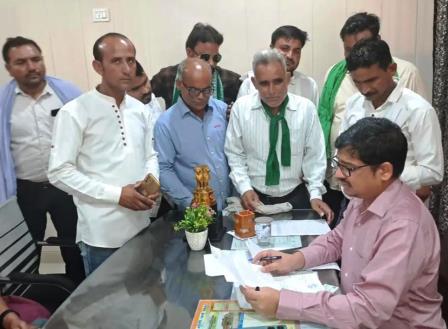 सादाबाद : जेवर एयरपोर्ट से 50 किमी दूरी तक माफ हो टोल, भारतीय किसान यूनियन (लोकशक्ति) ने एसडीएम को सौंपा मुख्यमंत्री के नाम ज्ञापन