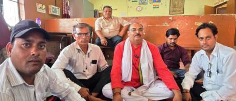 सादाबाद : ई-रजिस्ट्री व्यवस्था के विरोध में कार्य बहिष्कार, दस्तावेज लेखकों, स्टांप वेंडरों और अधिवक्ताओं ने व्यवस्था को वापस लेने की मांग की